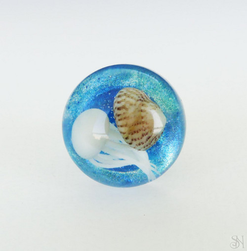 Handmade živicový polguľový prsteň - s morskou muš