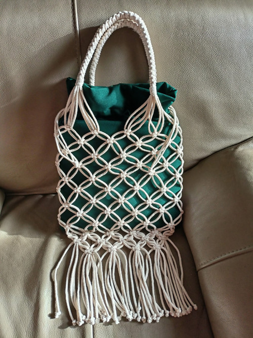 Macramé kabelka s třásněmi a vnitřním sáčkem