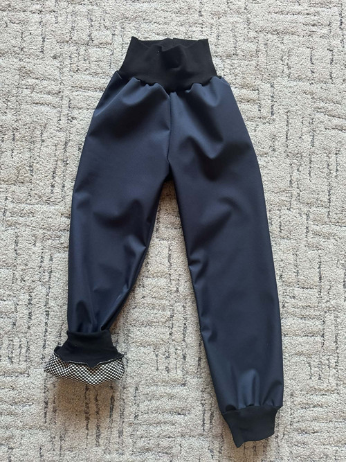 Tmavě modré jarní softshellové kalhoty vel 110