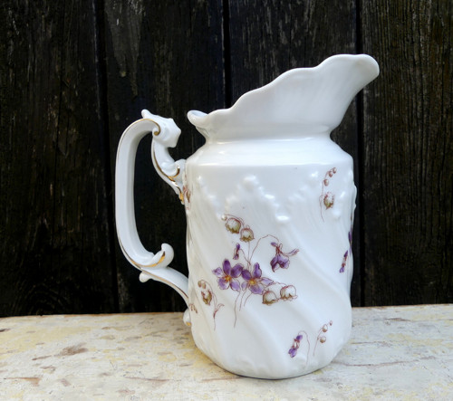 Fialky... porcelánová konvička, mléčenka