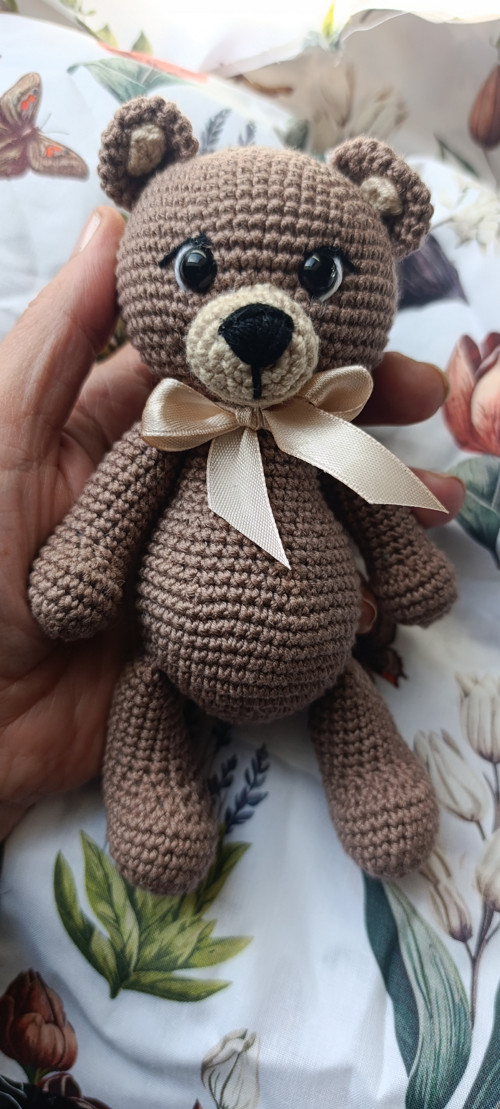 Háčkovaný čokoládový medvídek 17 cm — foto 1