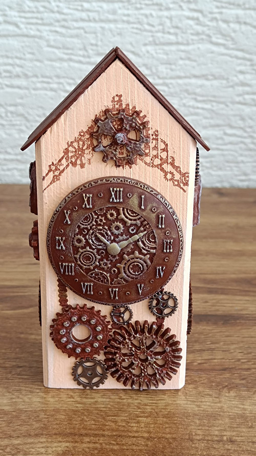 Dřevěný domeček orloj – dekorace