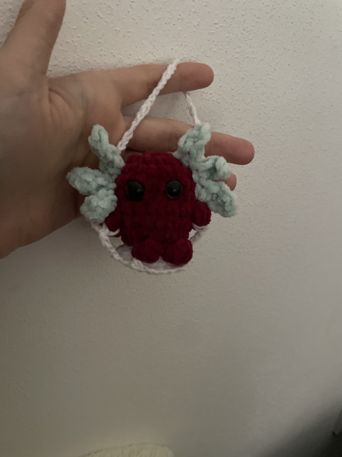 Háčkovaný Axolotl na houpačce
