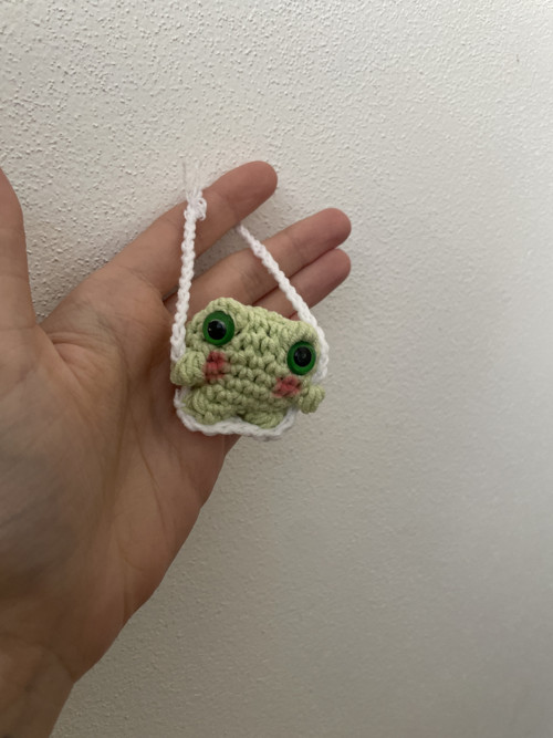 Háčkovaná žabička na houpačce