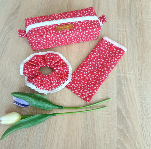Červený praktický set –taštičky, gumička a obal
