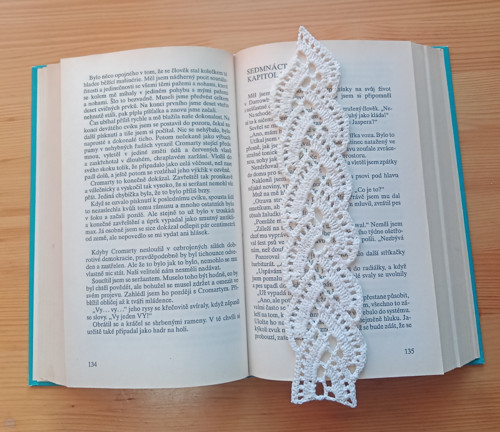 Háčkovaná záložka do knihy barvy ecru, ornament