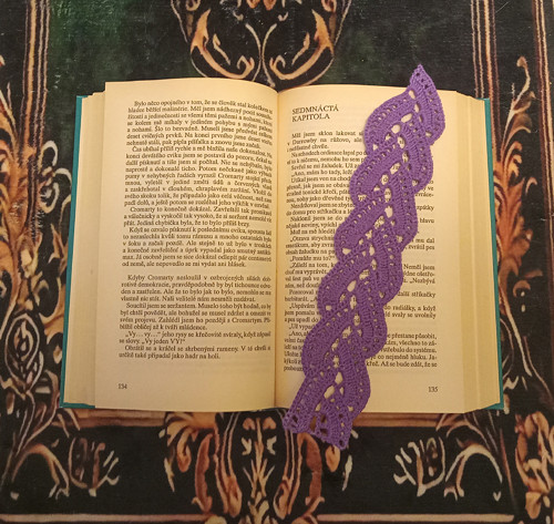 Háčkovaná záložka do knihy purpurová, ornament