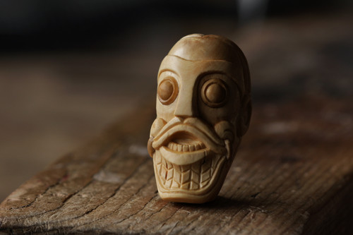 Viking - přívěsek ze zimostrázu