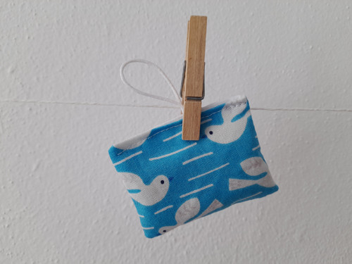 Levandulový pytlík letí krajem ptáci