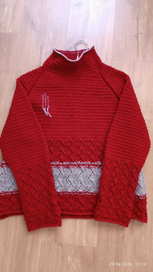 Stylový ručně pletený svetr s krajkovým vzorem.