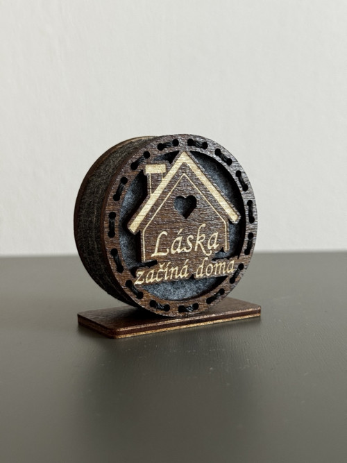 Dřevěná dekorace na stůl „Láska začíná doma“