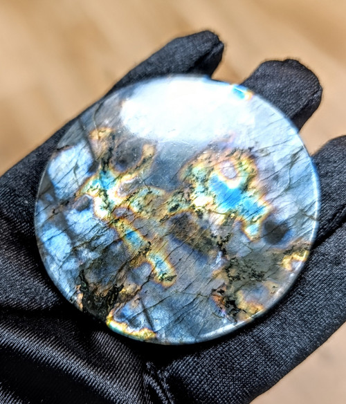 Labradorit, ID 5692, průměr 61 mm — foto 1
