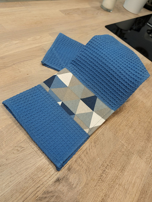 Kuchyňská utěrka s designovým pruhem Blue triangle
