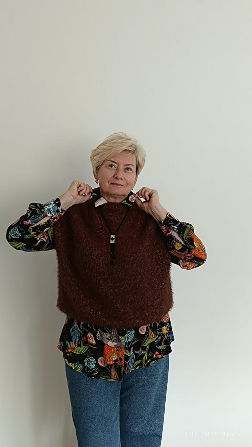 Pletená dámská vesta.