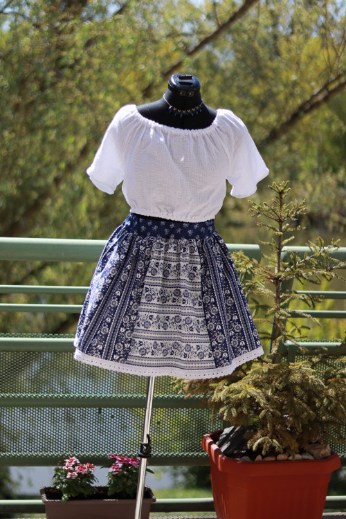 Folklórní mini zástěrková