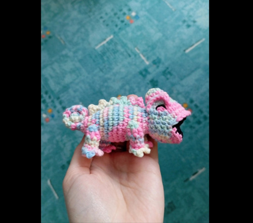 Háčkovaný chameleon