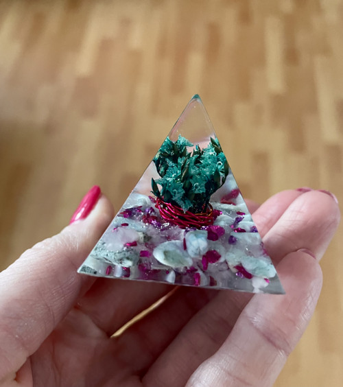 Pyramida s květinou