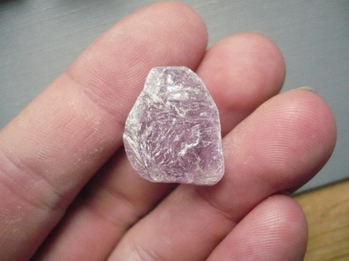 Surový - fluorit duhový 23 mm, č.49f