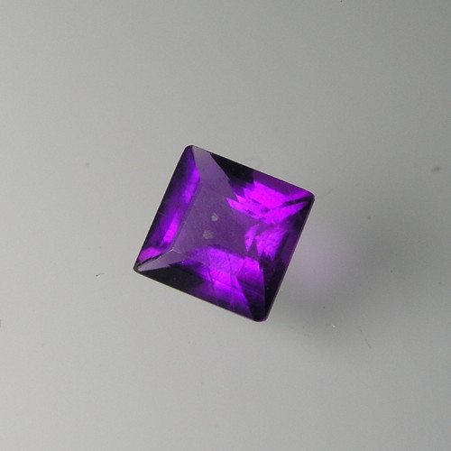 Sytě fialový Ametyst, 0,60 ct., 6,9x7,1x4,7 mm