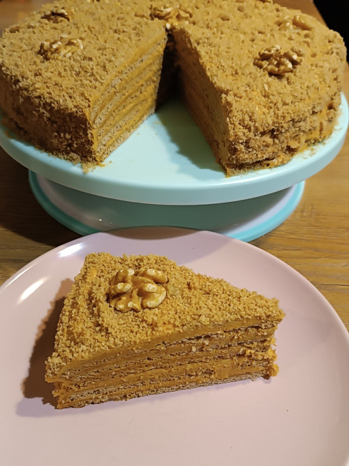 Medový dort karamelový 2350g, 23 cm, 7 vrstev