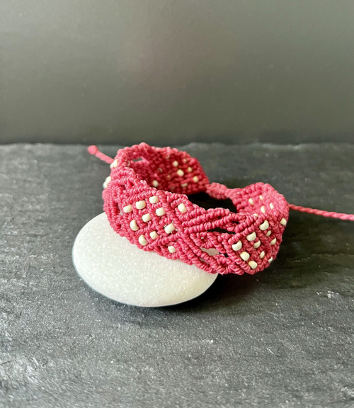 Malinový macramé náramek s korálky