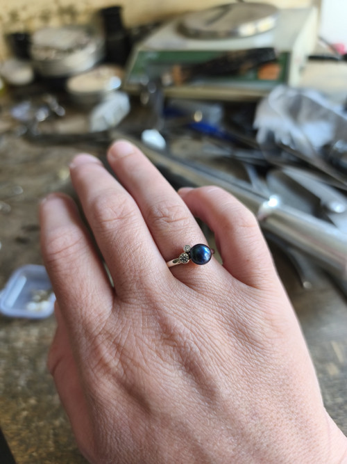 Stříbrný prsten s tmavou perlou a zirkony