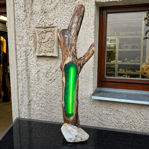 Designová lampa z Křivoklátského masivu/pryskyřice