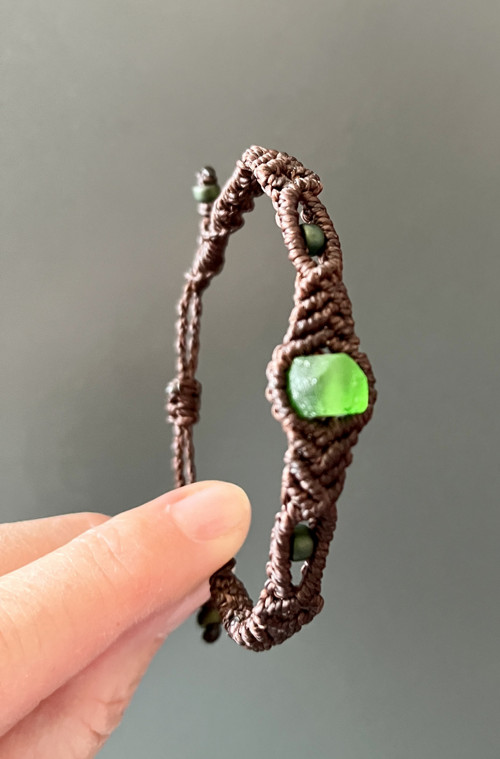Čokoládový macramé náramek se skleněným korálkem