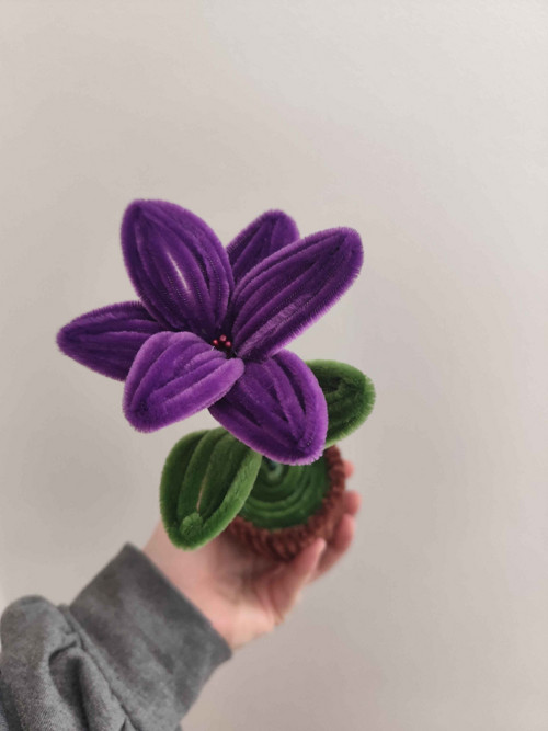 Ručně vyráběná květinka z drátků
