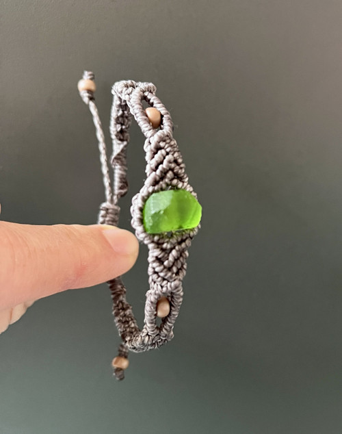 Fialovošedý macramé náramek se skleněným korálkem