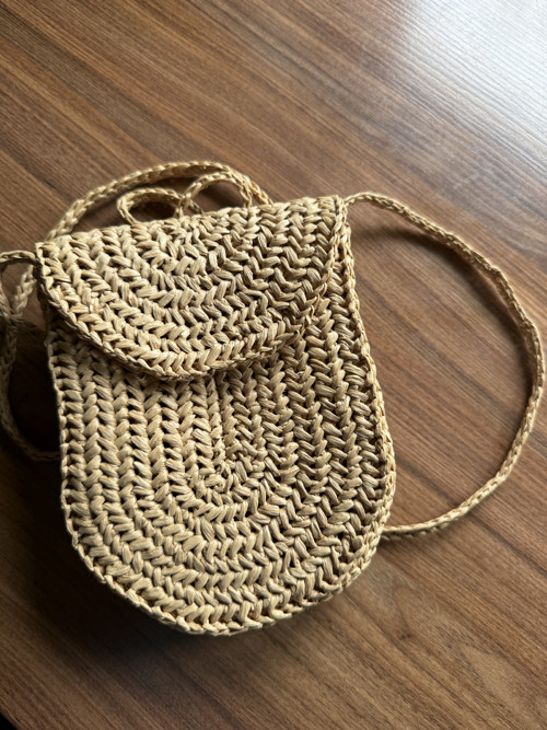 Kabelka z příze raffia Ispie-působí jako z lýka