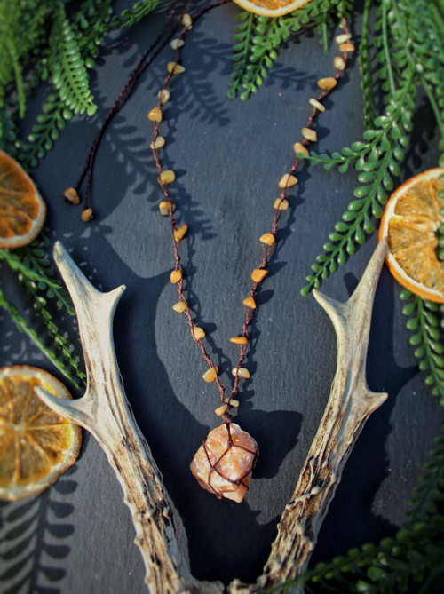 Macrame náhrdelník TERRA - Surový avanturín oranž.