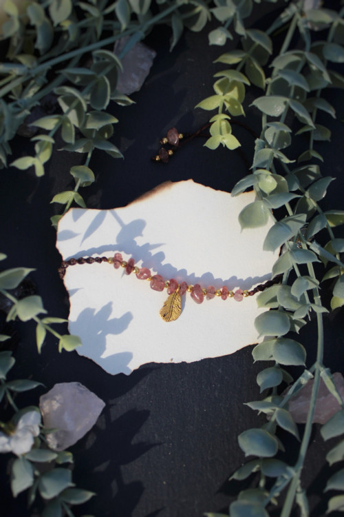 Popel a růže: Choker s jahodovým křemenem