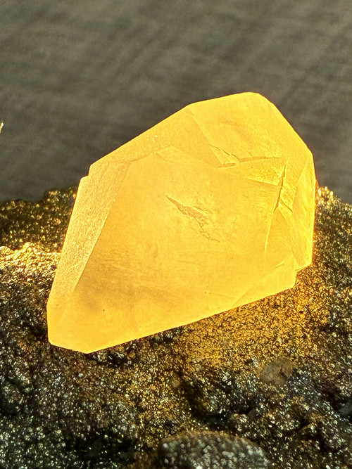 Diamantový kalcit+ pyrit-sběratelský minerál 239gr