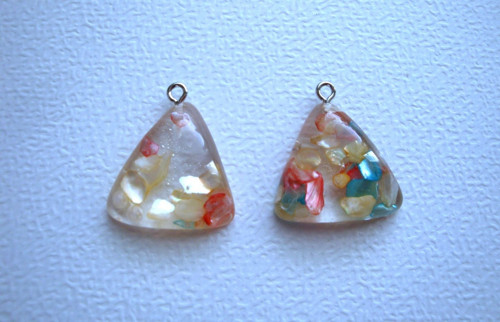 Plastový přívěsek 23x32 mm (1ks)