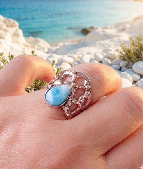 Larimar v písku