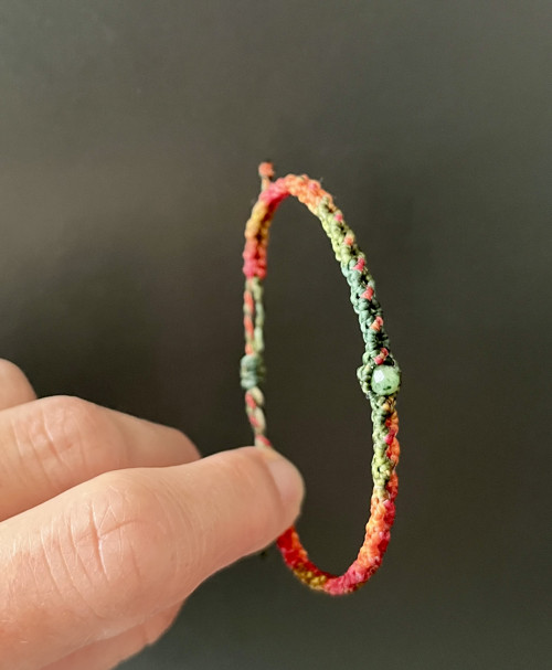 Tenký vícebarevný mikromacramé náramek s rubínem