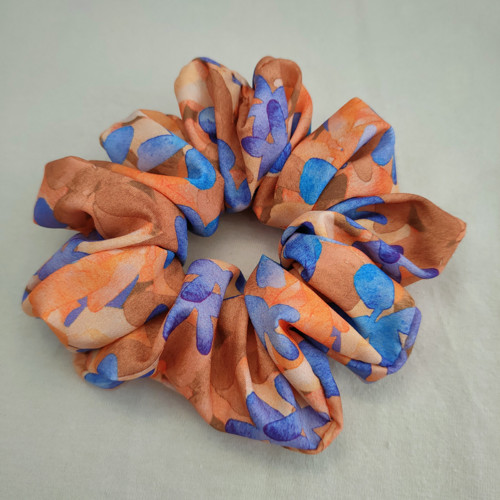 Scrunchie gumička - oranžové a modré květy