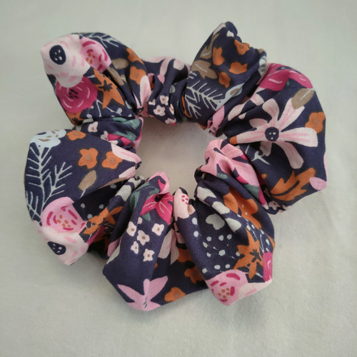 Scrunchie gumička - tmavě modrá s květy
