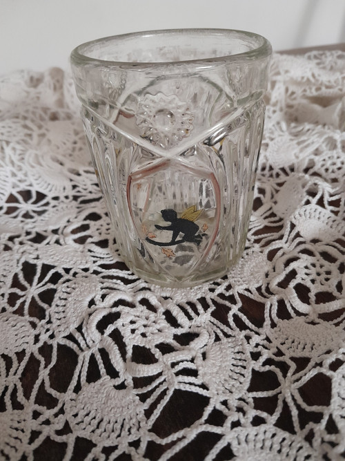 Starožitná sklenička s andílky — foto 1
