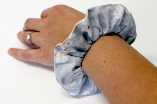 SCRUNCHIE Třešňový květ šedomodrý