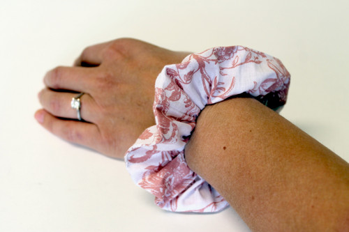 SCRUNCHIE Květiny růžové