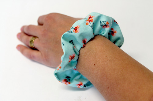 SCRUNCHIE Kytičky na zelené