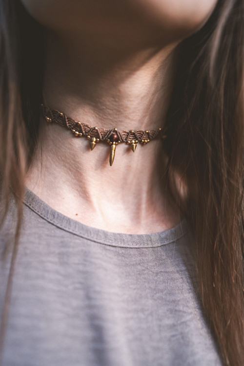 Drhaný choker hnědý — foto 1