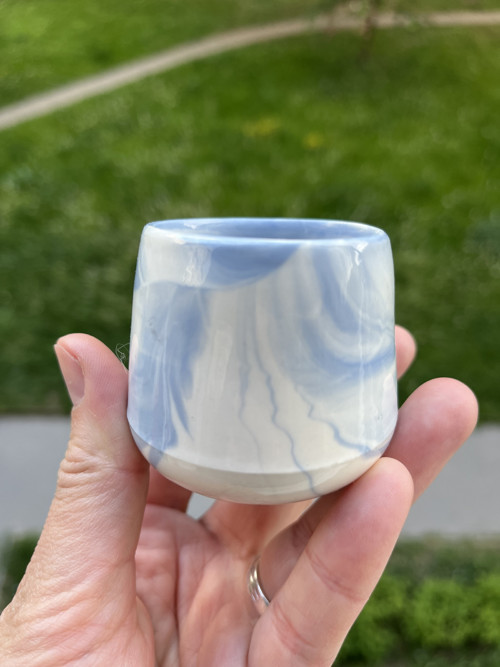 Porcelánový kalíšek Bleděmodré nebe