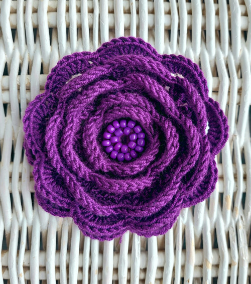 Purpurová kytka s korálkovým srdcem, brož