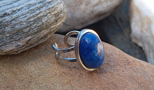 Masivní ocelový prsten s přírodním Lapis lazuli — foto 1