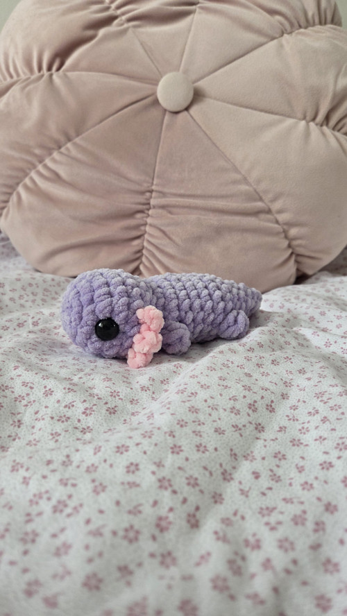 Háčkovaný ležící AXOLOTL