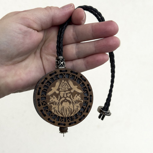 Závěsná dřevěná dekorace do auta Odin