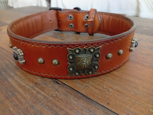 Kožený obojok s vintage ozdobami